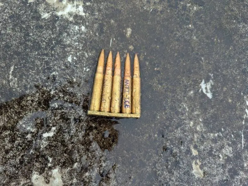 <em>Una foto de los casquillos que se usaron en el ataque del 24 de septiembre contra una instalación del Servicio de Inmigración y Control de Aduanas en Dallas. (Cortesía del director del FBI, Kash Patel).</em>
