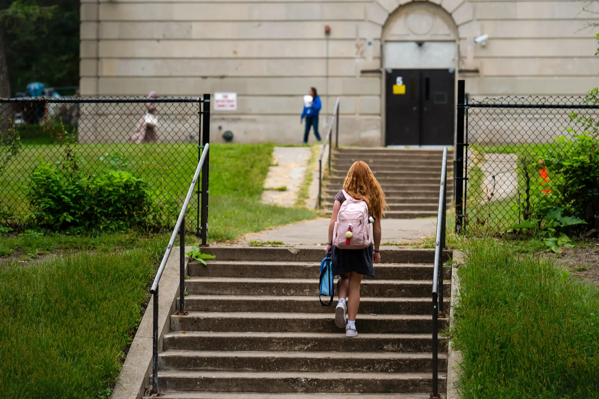 Los niños llegan al primer día de clases en la escuela secundaria Justice Page Middle School en Minneapolis, Minnesota, el 2 de septiembre de 2025. Las tasas de fertilidad mundiales se han desplomado en las últimas seis décadas, lo que ha llevado a los expertos a advertir sobre las graves consecuencias si la tendencia continúa. (Stephen Maturen/Getty Images).