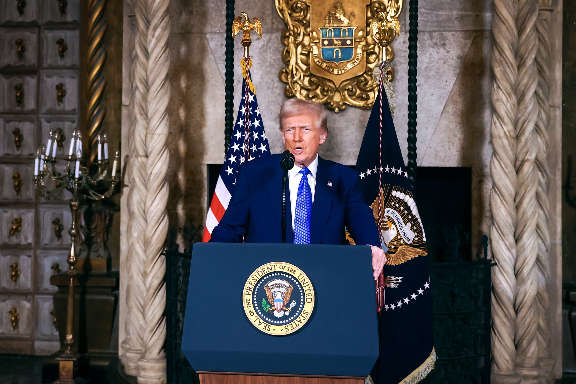 El presidente Donald Trump pronuncia unas palabras antes de firmar una orden ejecutiva sobre la ampliación del acceso a la fecundación in vitro en su complejo Mar-a-Lago, en Palm Beach (Florida), el 18 de febrero de 2025. (Joe Raedle/Getty Images).