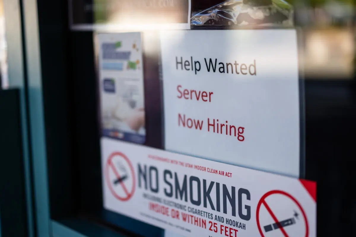 Un cartel con el mensaje "Se busca personal, mesero, contratamos ahora" en un restaurante de St. George, Utah, el 15 de septiembre de 2025. (Madalina Kilroy/The Epoch Times)