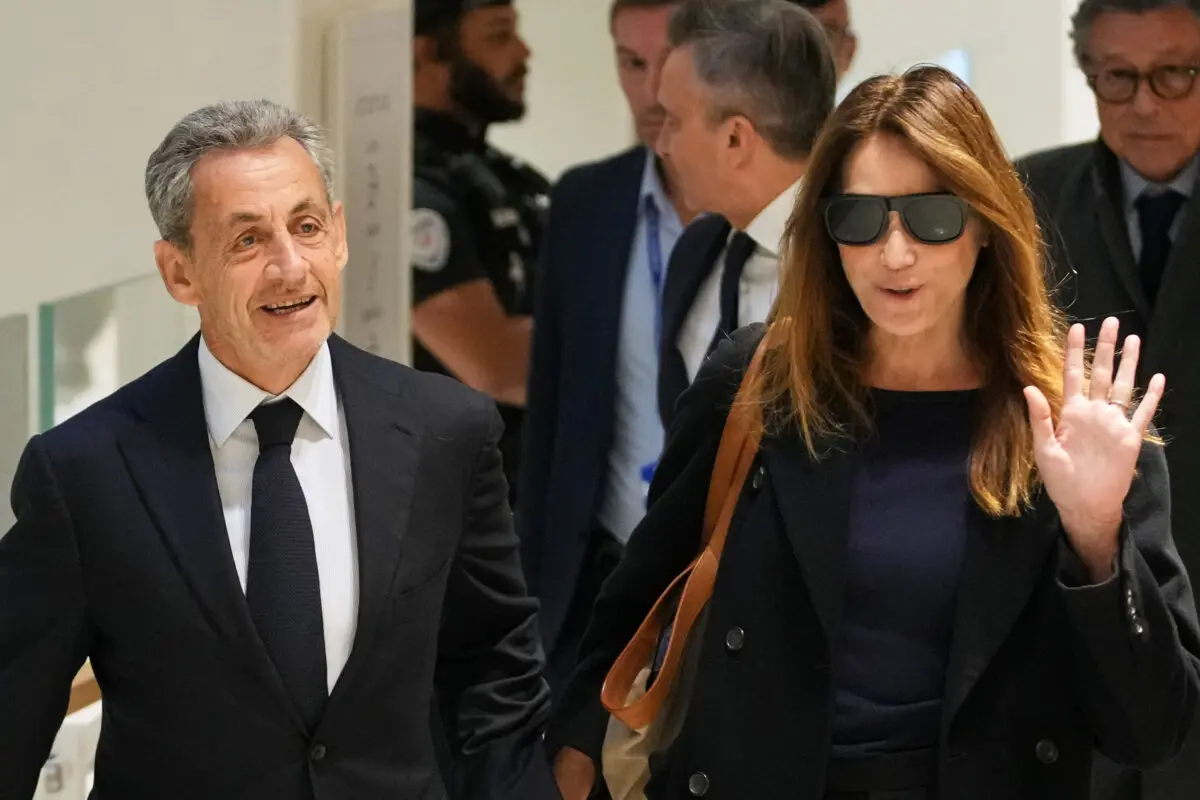 El expresidente francés Nicolas Sarkozy (izquierda) y su esposa, Carla Bruni, llegan al Tribunal de París, en París, Francia, el 25 de septiembre de 2025. (AP Photo/Christophe Ena)