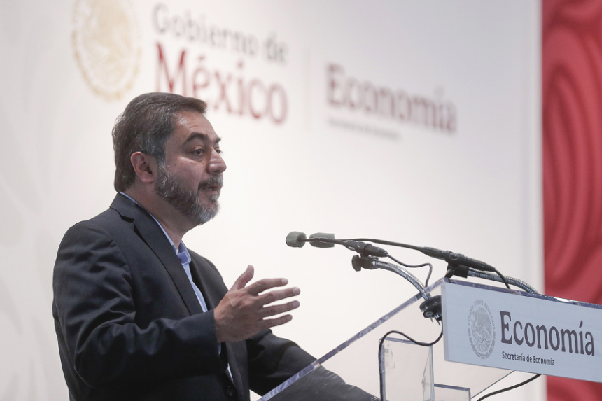 El subsecretario de Industria y Comercio en la sede de la Secretaría de Economía, Vidal Llerenas, habla en la inauguración del 'Foro de Semiconductores México-EUA' este miércoles, en Ciudad de México. (EFE/ Isaac Esquivel)