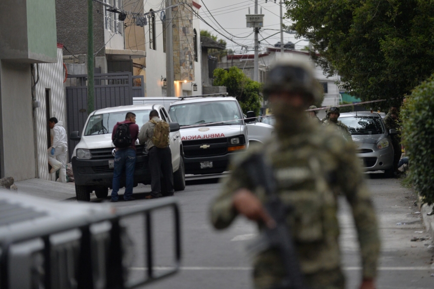 Miembros de la Marina de México montan guardia tras un tiroteo en el que ocho presuntos narcotraficantes fueron abatidos en Tláhuac, Ciudad de México, el 20 de julio de 2017. (PEDRO PARDO/AFP via Getty Images)
