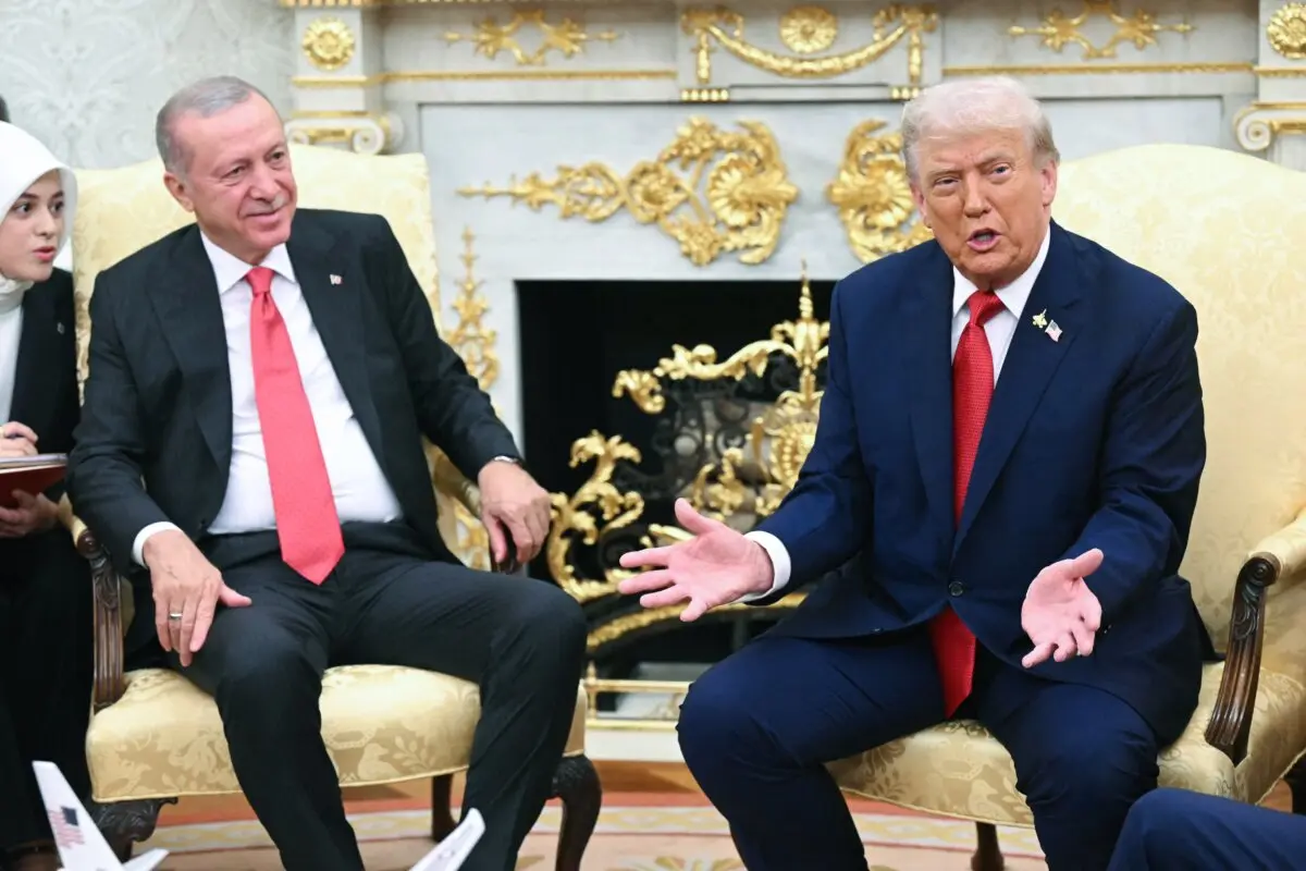 El presidente de Estados Unidos, Donald Trump, se reúne con el presidente de Turquía, Recep Tayyip Erdogan, en el Despacho Oval de la Casa Blanca el 25 de septiembre de 2025. (Saul Loeb/AFP a través de Getty Images)