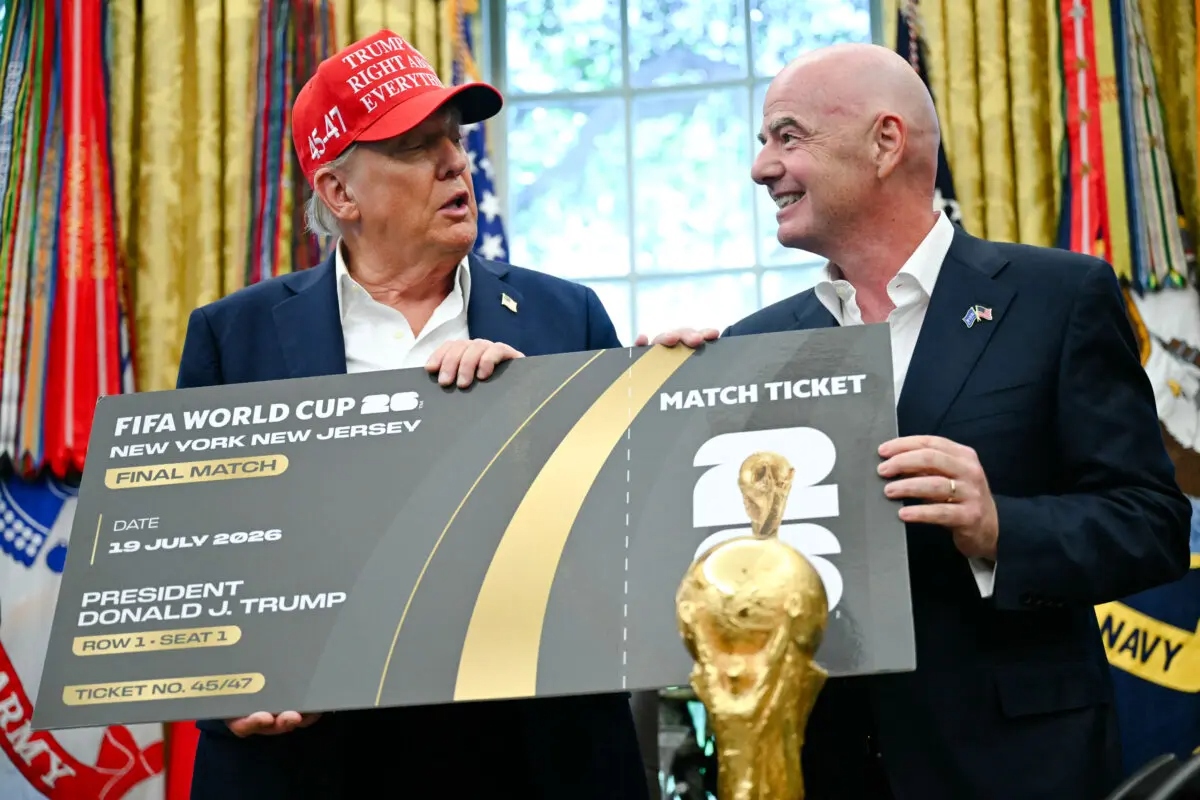 El presidente de la FIFA, Gianni Infantino (derecha), entrega al presidente Donald Trump una entrada para la final de la Copa Mundial de la FIFA, en el Despacho Oval de la Casa Blanca, el 22 de agosto de 2025. (Andrew Caballero-Reynolds/AFP vía Getty Images)