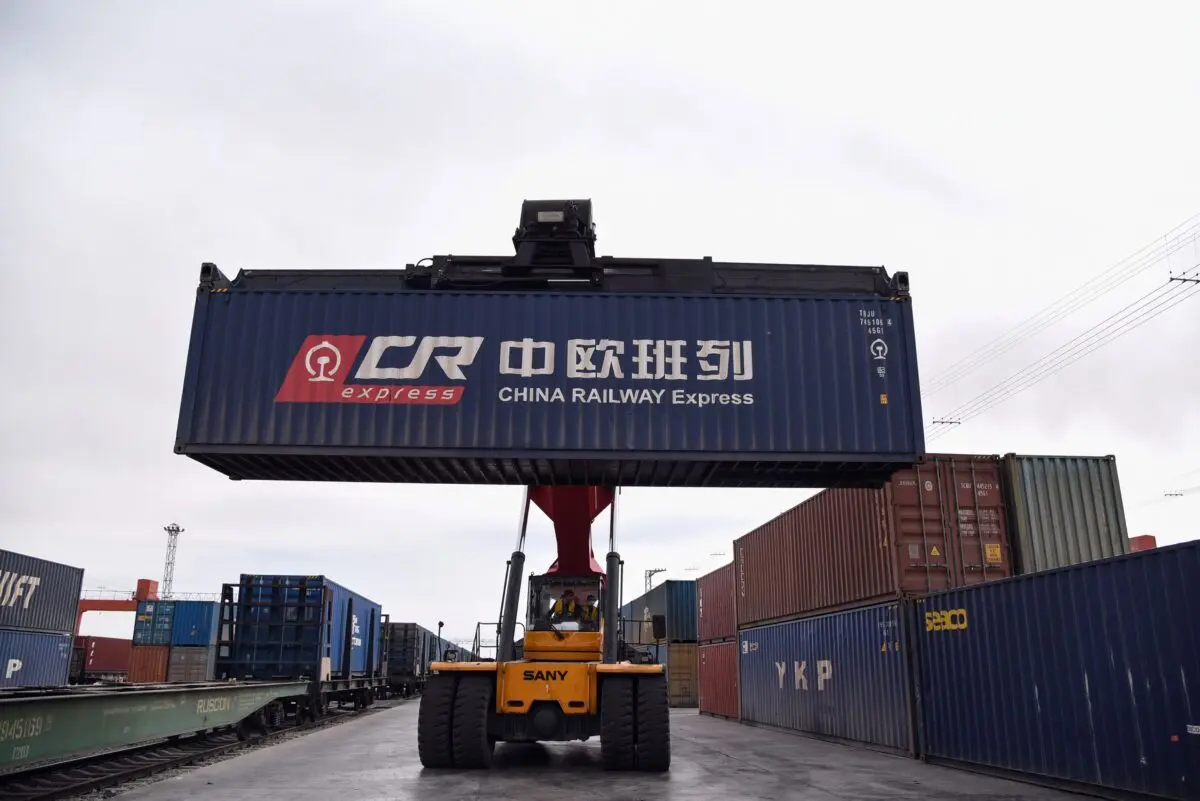 Una grúa transfiere un contenedor a un tren del China Railway Express con destino a Europa en la ciudad fronteriza china de Erenhot, en la región de Mongolia Interior, el 18 de abril de 2019. (STR/AFP vía Getty Images)