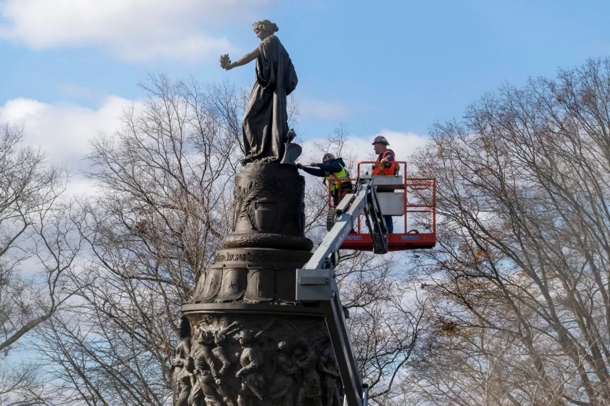 Los trabajadores preparan el monumento confederado para su retirada en el Cementerio Nacional de Arlington, en Arlington, Virginia, el 18 de diciembre de 2023. (Kevin Wolf/AP Photo).