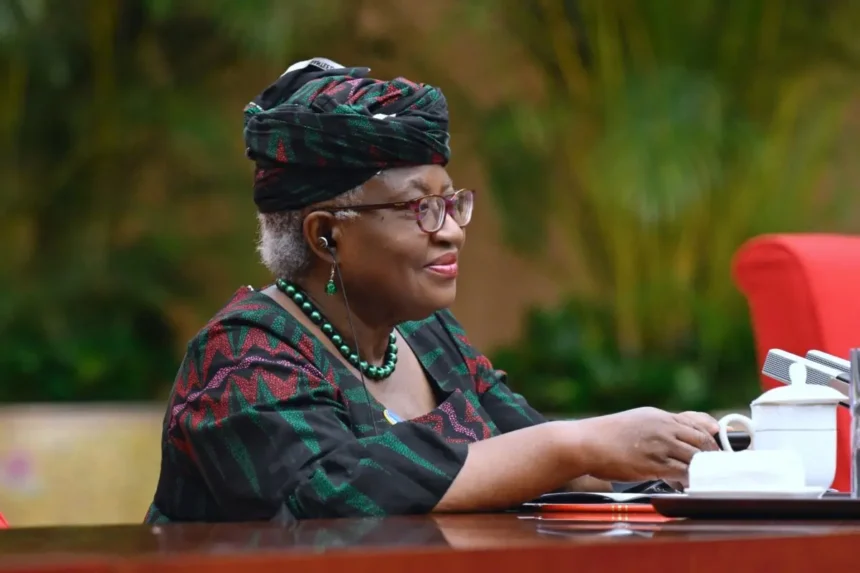La directora general de la Organización Mundial del Comercio, Ngozi Okonjo-Iweala, escucha mientras el primer ministro chino, Li Qiang (no aparece en la foto), habla durante su reunión bilateral antes del encuentro anual del Foro Económico Mundial para Nuevos Campeones en Tianjin, China, el 26 de junio de 2023. (Wang Zhao/Pool/Getty Images)