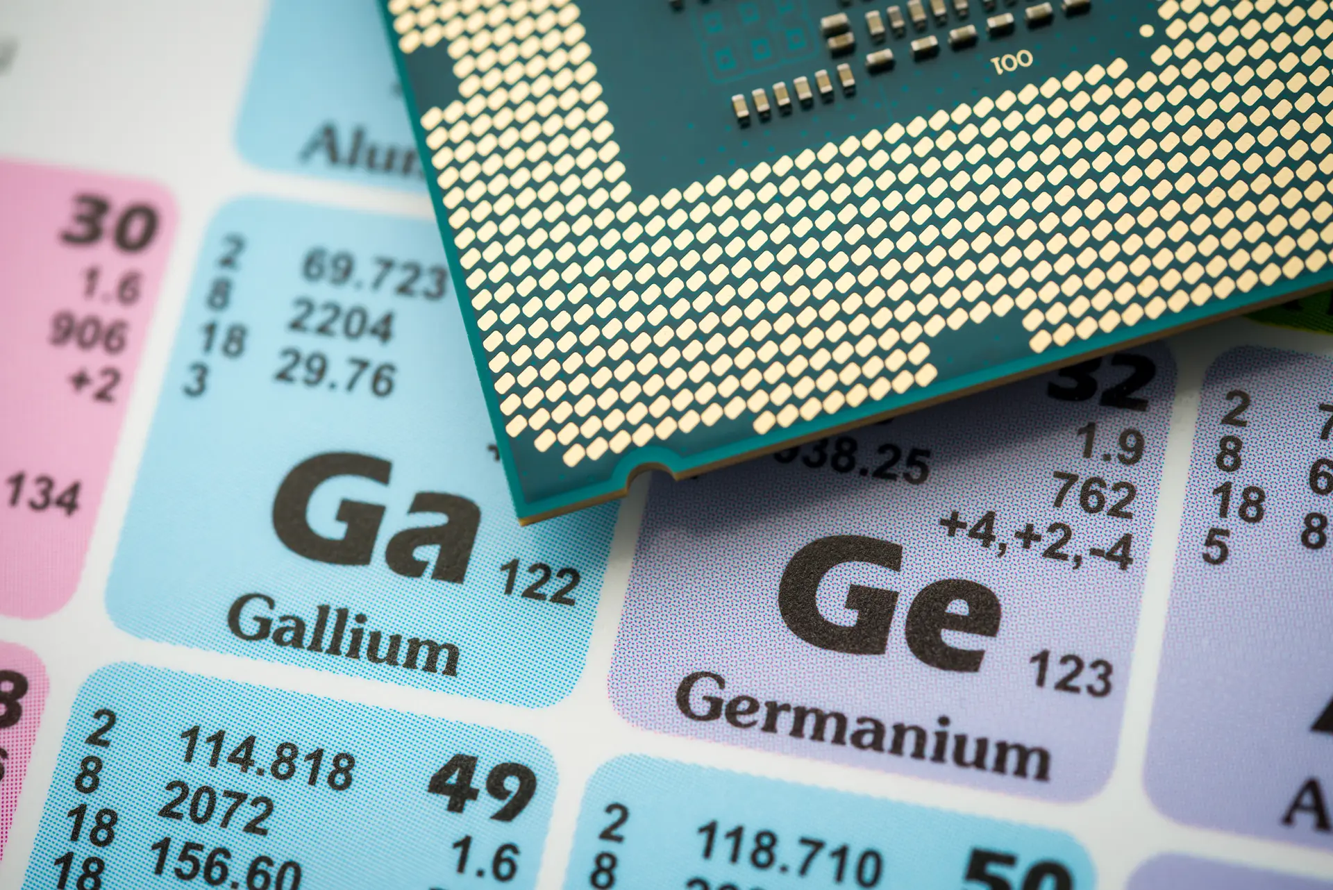 El germanio (Ge) y el galio (Ga) aparecen en la tabla periódica junto a un procesador CPU. En 2023, China restringió las exportaciones de galio, germanio y grafito a Estados Unidos, elementos fundamentales para los semiconductores, la energía solar y las tecnologías de defensa. En abril, China amplió las restricciones para incluir el gadolinio, el disprosio, el lutecio, el samario, el escandio, el terbio y el itrio. (Pla2na a través de Getty Images).