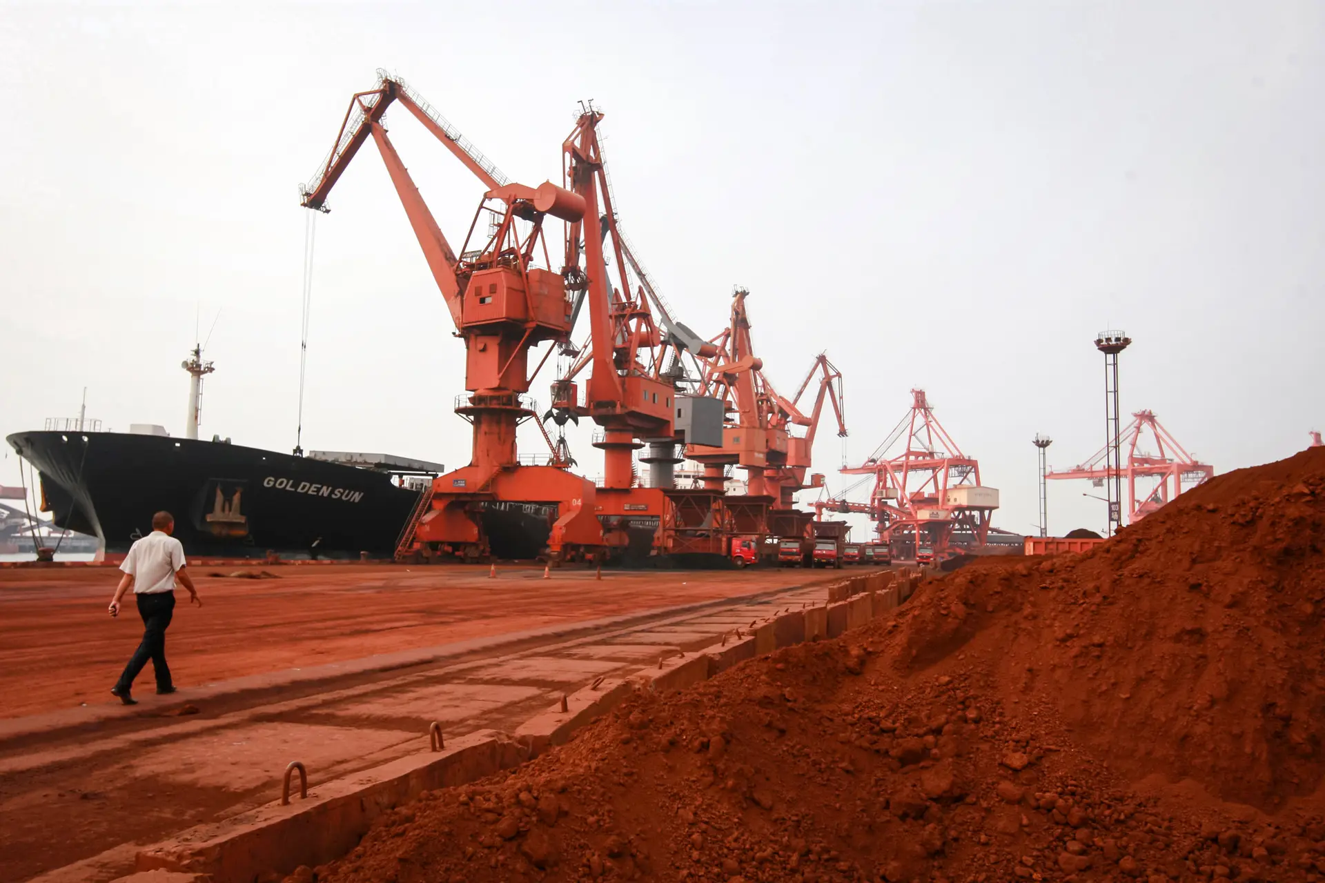 El 5 de septiembre de 2010, en un puerto de Lianyungang, provincia de Jiangsu, China, unas excavadoras recogen tierra que contiene diversas tierras raras para cargarla en un barco. (STR/AFP a través de Getty Images).