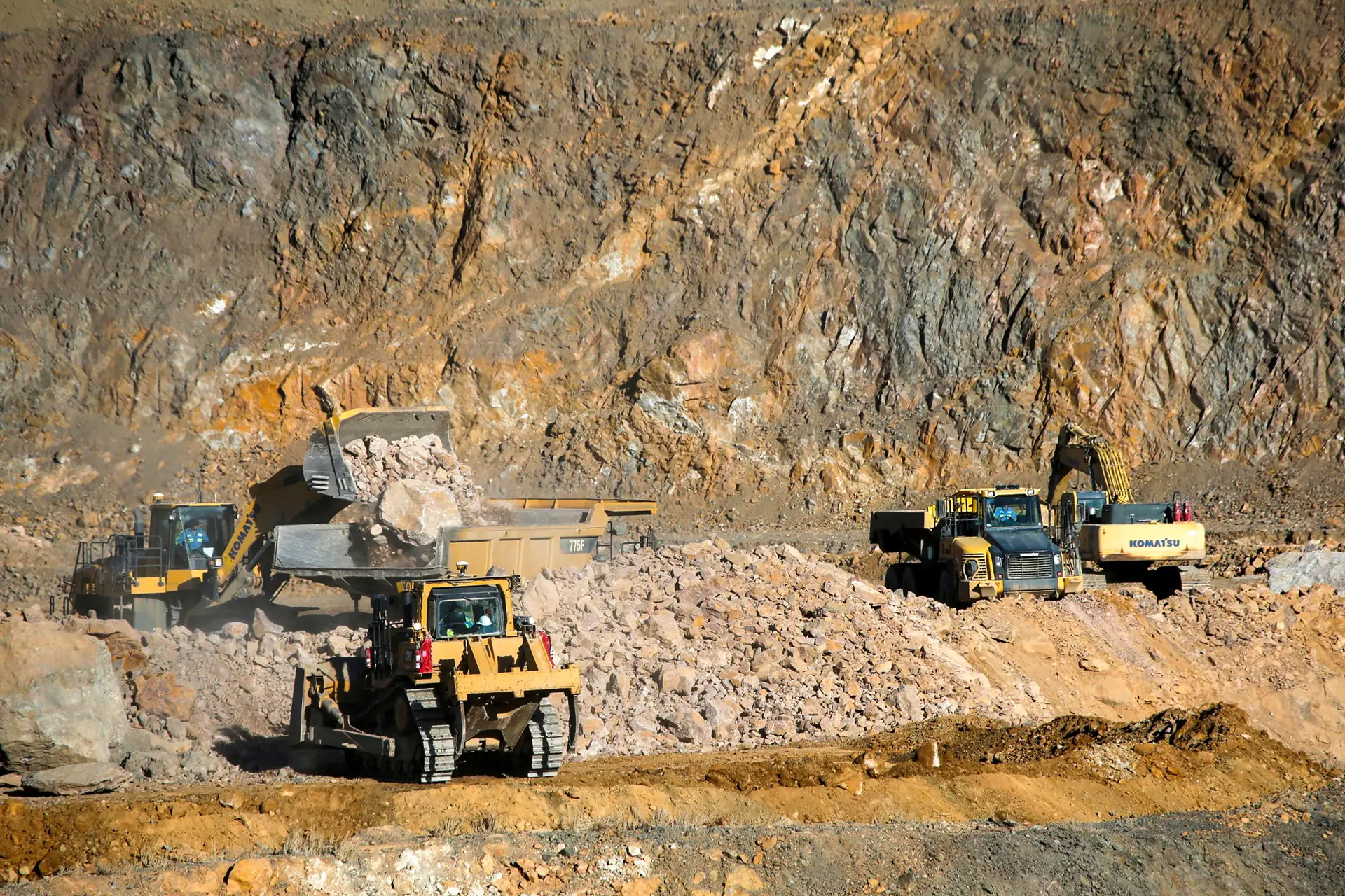 Cargadoras sobre ruedas cargan camiones con mineral en la mina de tierras raras MP Materials en Mountain Pass, California, el 30 de enero de 2020. Hasta este verano, era la única mina de tierras raras en Estados Unidos. (Steve Marcus/Reuters).