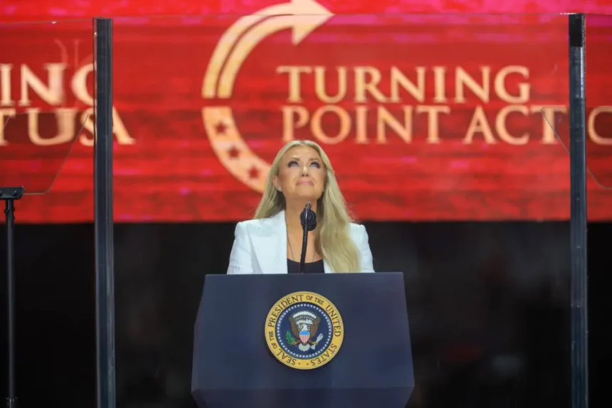 Erika Kirk habla durante el servicio conmemorativo de su esposo, el comentarista conservador Charlie Kirk, en el State Farm Stadium en Glendale, Arizona, el 21 de septiembre de 2025. (Joe Raedle/Getty Images)