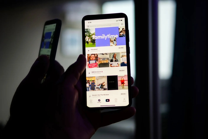 Un hombre sostiene un teléfono con la aplicación TikTok en una foto de archivo del 11 de agosto de 2024. Una encuesta realizada en 2024 a adolescentes de Inglaterra y Gales reveló que el 44 % de los usuarios de TikTok afirmaban haber visto contenidos violentos en el último año. (Oleksii Pydsosonnii/The Epoch Times)