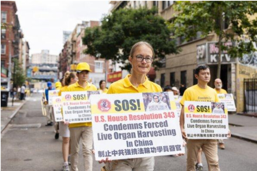 Practicantes de Falun Gong marchan durante un desfile en el que piden el fin de los 25 años de persecución continua del Partido Comunista Chino contra la práctica espiritual, en la ciudad de Nueva York, el 20 de julio de 2024. (Samira Bouaou/The Epoch Times).