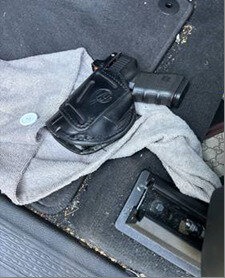 Esta foto proporcionada por el Servicio de Inmigración y Control de Aduanas de Estados Unidos muestra una pistola cargada encontrada en el vehículo del superintendente de las Escuelas Públicas de Des Moines, Ian Roberts, el viernes 26 de septiembre de 2025. (ICE vía AP).