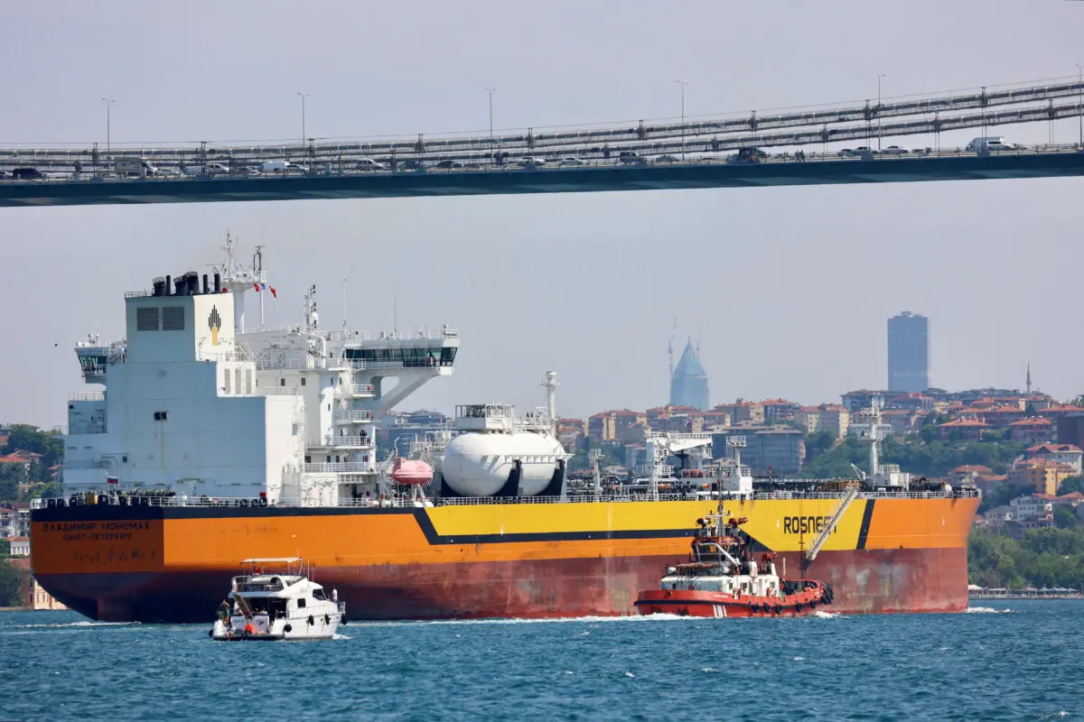 El petrolero Vladimir Monomakh, de bandera rusa y propiedad de Rosneft, transita por el Bósforo en Estambul, Turquía, el 6 de julio de 2023. (Yoruk Isik/Archivo/Reuters)