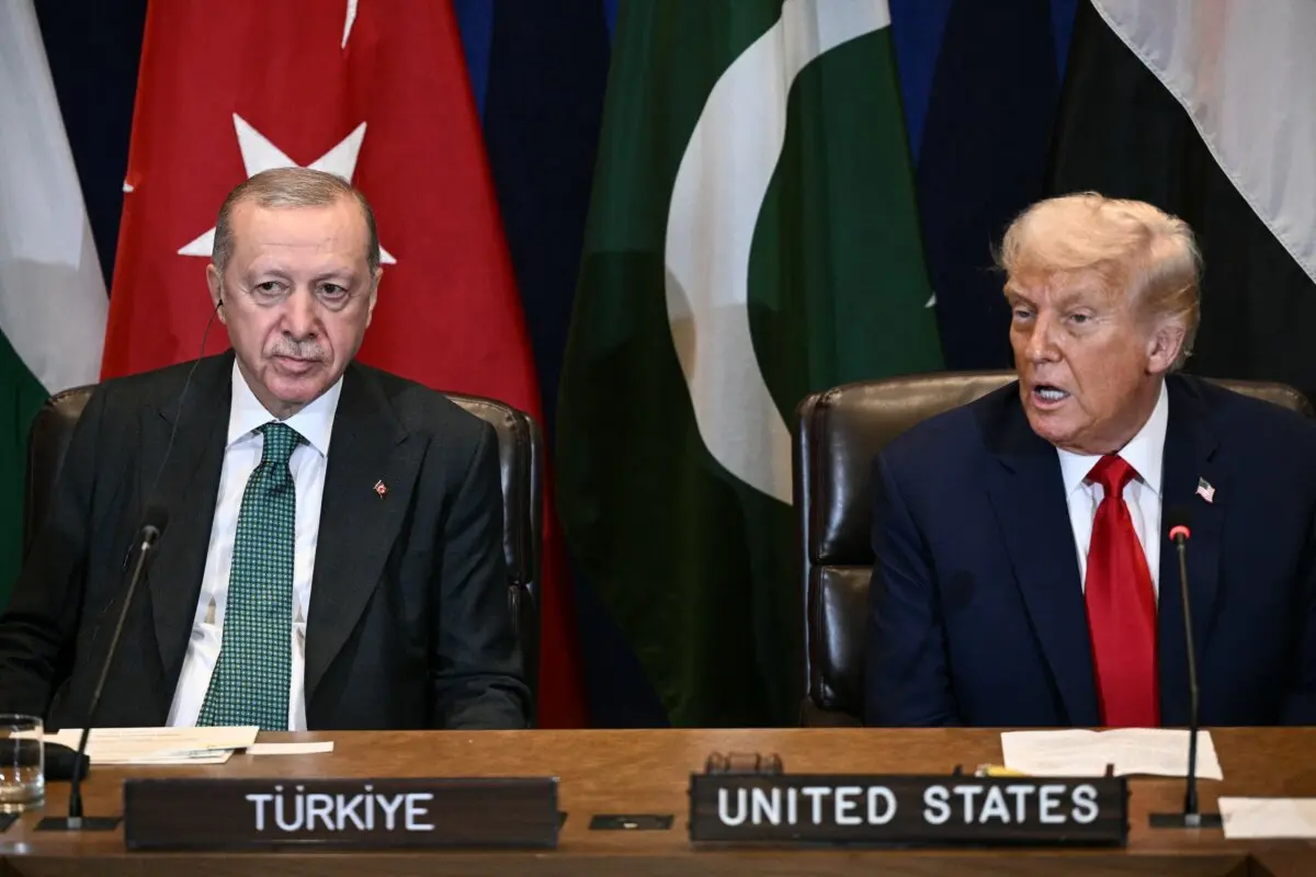 El presidente de Estados Unidos, Donald Trump, junto al presidente de Turquía, Recep Tayyip Erdogan (izquierda), habla durante una reunión multilateral para discutir la situación en Gaza, al margen de la Asamblea General de la ONU en la ciudad de Nueva York el 23 de septiembre de 2025. (Brendan Smialowski/AFP vía Getty Images)