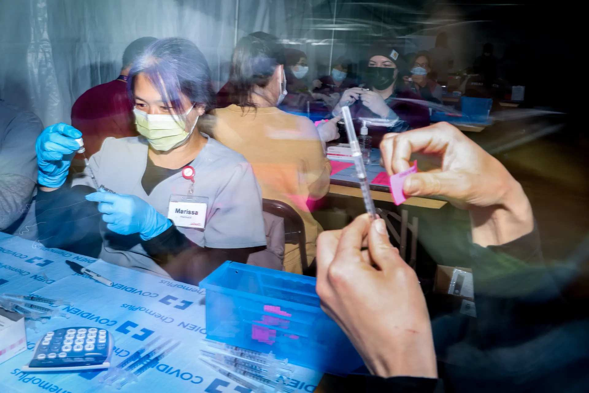 La farmacéutica de UCHealth Marissa Kim prepara una dosis de la vacuna contra la COVID-19 de Pfizer-BioNTech durante una campaña de vacunación masiva en el aparcamiento del Coors Field en Denver, Colorado, el 20 de febrero de 2021. (Michael Ciaglo/Getty Images)