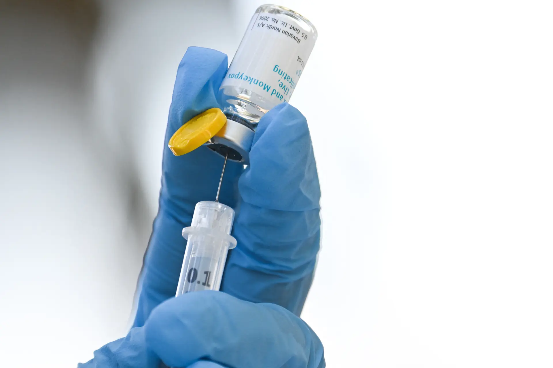 Un trabajador sanitario prepara una dosis de la vacuna JYNNEOS contra la viruela del simio, desarrollada por la empresa danesa Bavarian Nordic, en una clínica de vacunación temporal en Los Ángeles, California, el 9 de agosto de 2022. (Patrick T. Fallon/AFP a través de Getty Images)