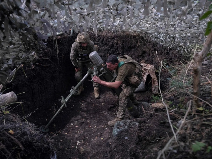 En esta foto proporcionada por el servicio de prensa de la 93.° Brigada Mecanizada Independiente Kholodnyi Yar de Ucrania, los soldados disparan un mortero hacia las posiciones de las tropas rusas cerca de Kostyantynivka, en la región de Donetsk, Ucrania, el 26 de agosto de 2025. (Iryna Rybakova/93.° Brigada Mecanizada de Ucrania a través de AP)