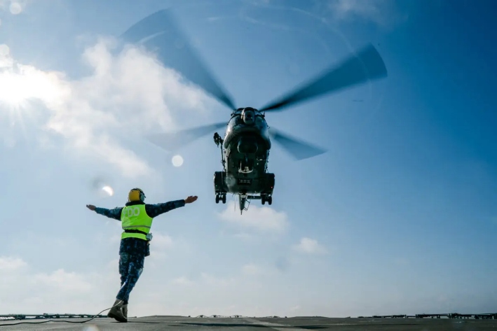 Soldados rumanos participan en el ejercicio militar multinacional Sea Shield 25 a bordo de la fragata "Regina Maria" en el mar Negro, frente a la costa de Constanza, el 8 de abril de 2025. (Andrei Pungovschi/Getty Images)