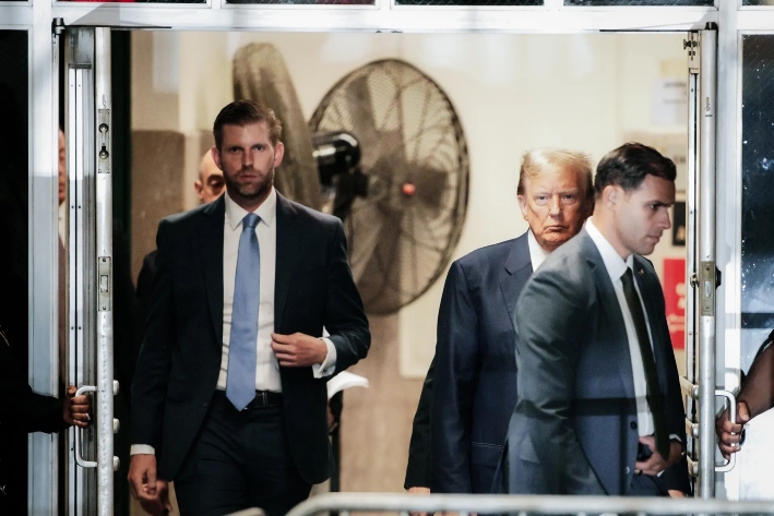 El entonces expresidente Donald Trump llega al tribunal junto con su hijo, Eric Trump, durante un juicio en la Corte Penal de Manhattan, en la ciudad de Nueva York, el 30 de abril de 2024. Trump se enfrentaba a 34 cargos por falsificación de documentos comerciales en el primero de sus casos penales que llegaba a juicio. (Curtis Means-Pool/Getty Images)