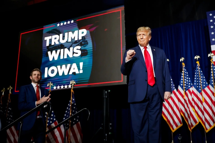 El expresidente Donald Trump habla en su evento de la noche de las primarias en el Iowa Events Center de Des Moines, Iowa, el 15 de enero de 2024. (Chip Somodevilla/Getty Images)