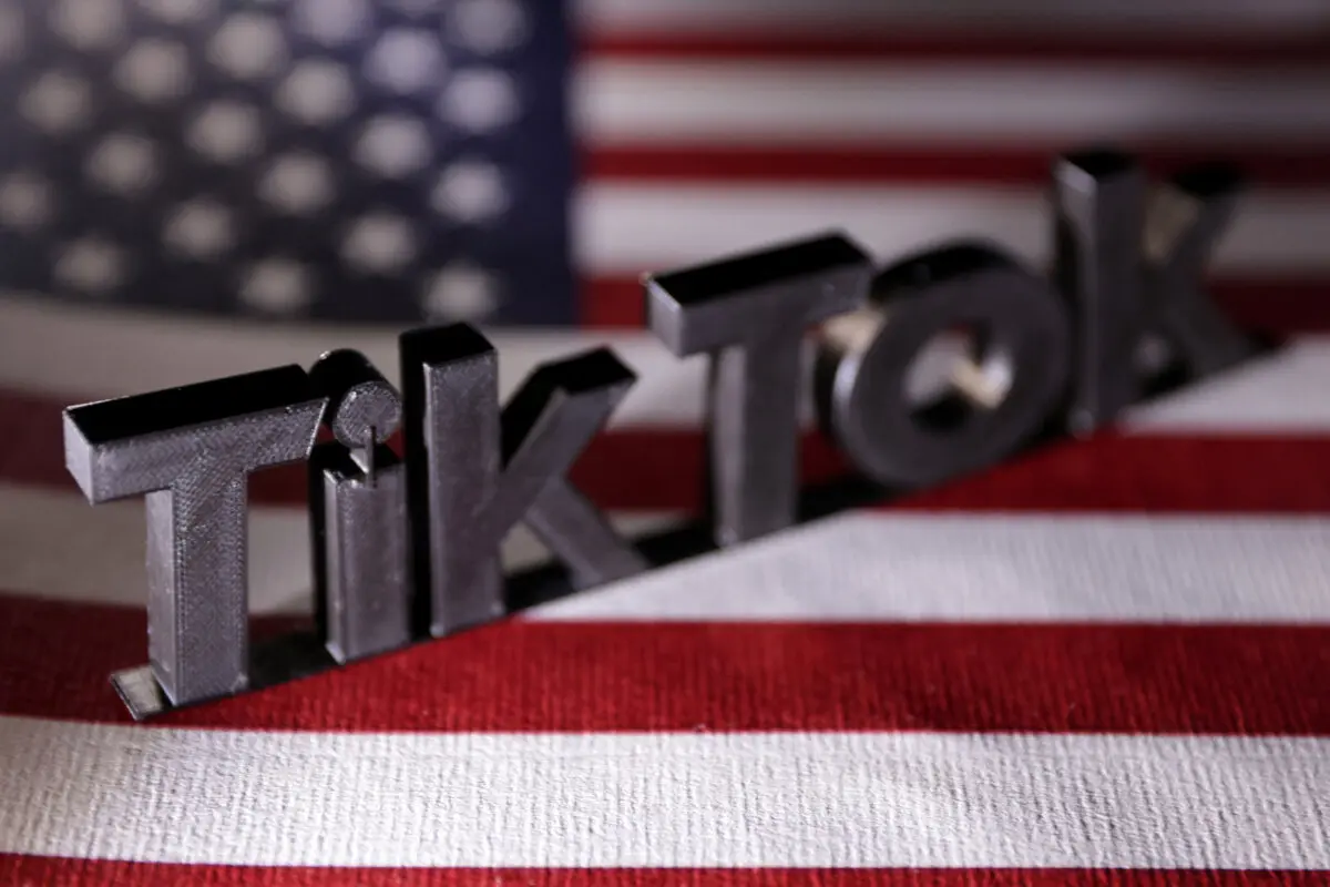 El logotipo de TikTok aparece sobre una bandera estadounidense en esta ilustración tomada el 25 de abril de 2024. (Dado Ruvic/Ilustración/Foto de archivo/Reuters)