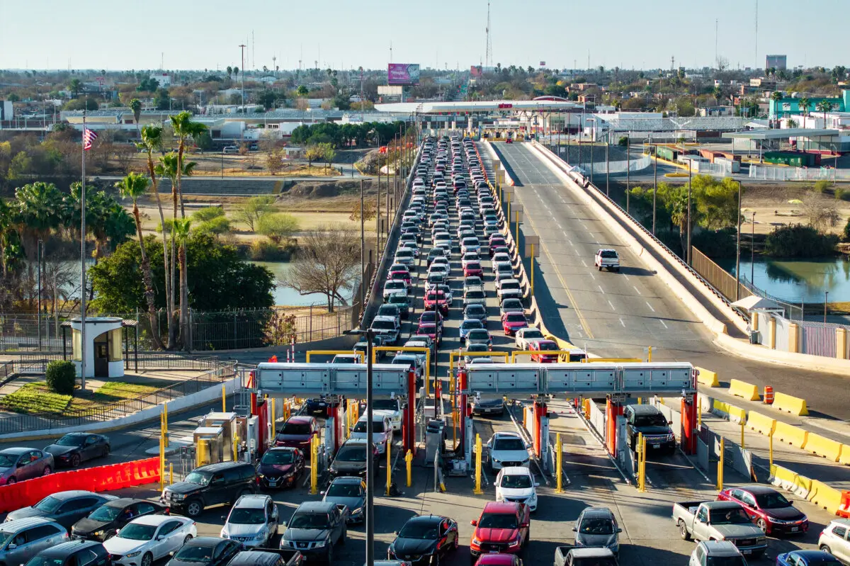 Vehículos atrapados en el tráfico mientras esperan para cruzar la frontera entre Estados Unidos y México en Laredo, Texas, el 3 de febrero de 2025. (Brandon Bell/Getty Images)