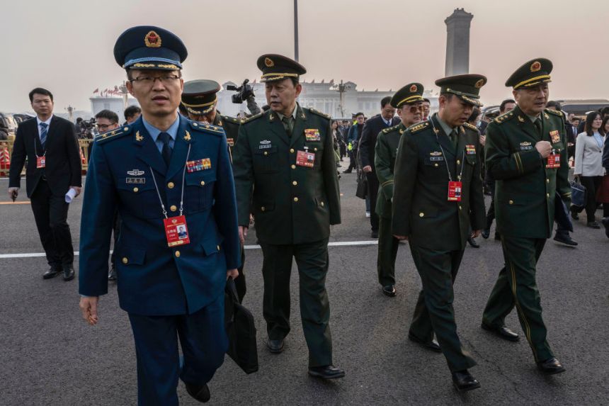 Delegados del ejército chino antes de la sesión de clausura de la legislatura china, la Asamblea Popular Nacional, en el Gran Salón del Pueblo en Beijing, el 11 de marzo de 2025. (Kevin Frayer/Getty Images)