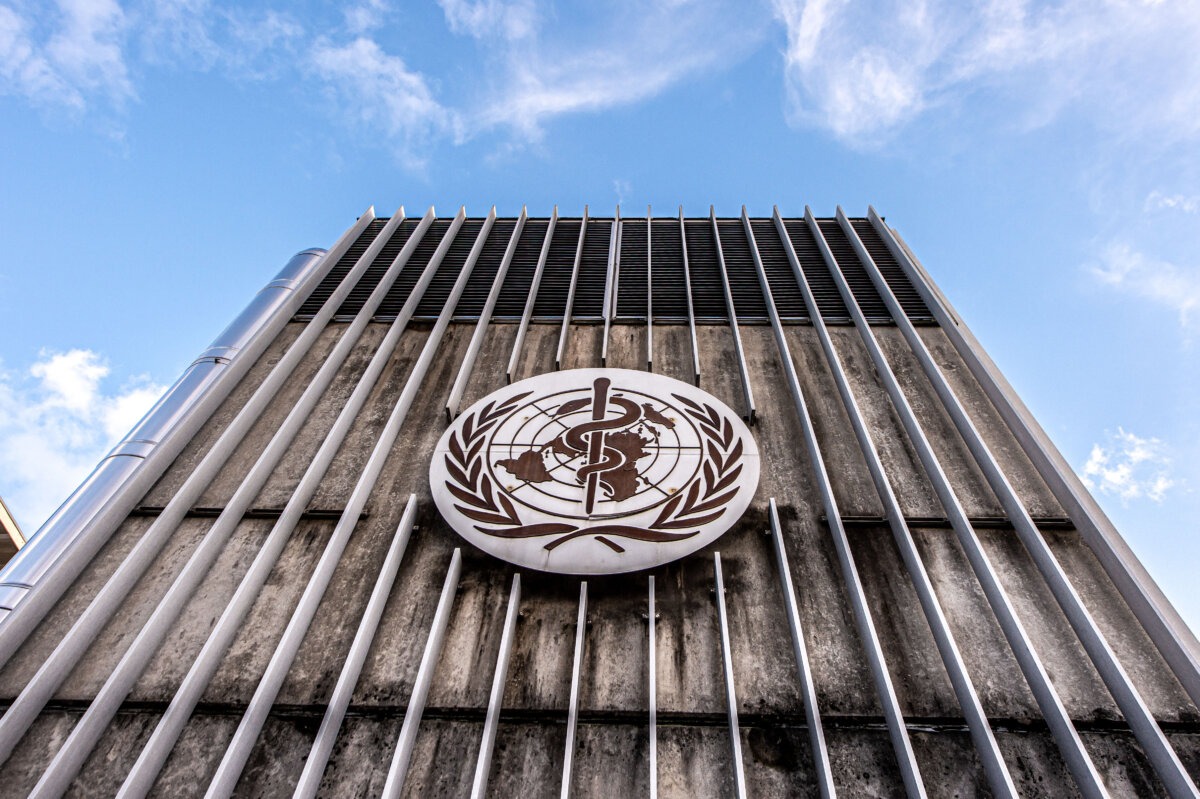 El logotipo de la OMS se ve en un panel frente a la sede de la Organización Mundial de la Salud (OMS) en Ginebra, Suiza, el 23 de enero de 2025. (Robert Hradil/Getty Images).