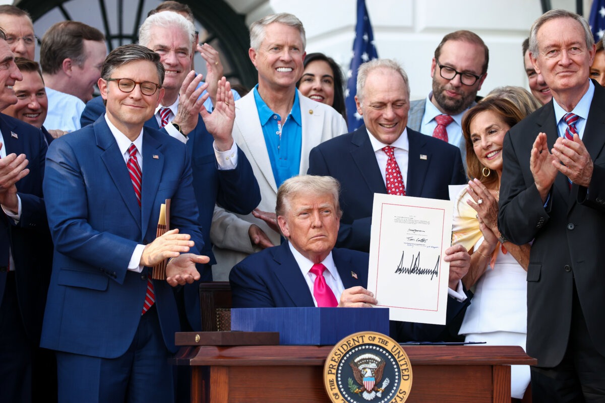 El presidente Donald Trump, acompañado por legisladores republicanos, promulga la ley One, Big Beautiful Bill Act durante un picnic militar familiar con motivo del Día de la Independencia en el Jardín Sur de la Casa Blanca en Washington, D.C., el 4 de julio de 2025. (Samuel Corum/Getty Images).