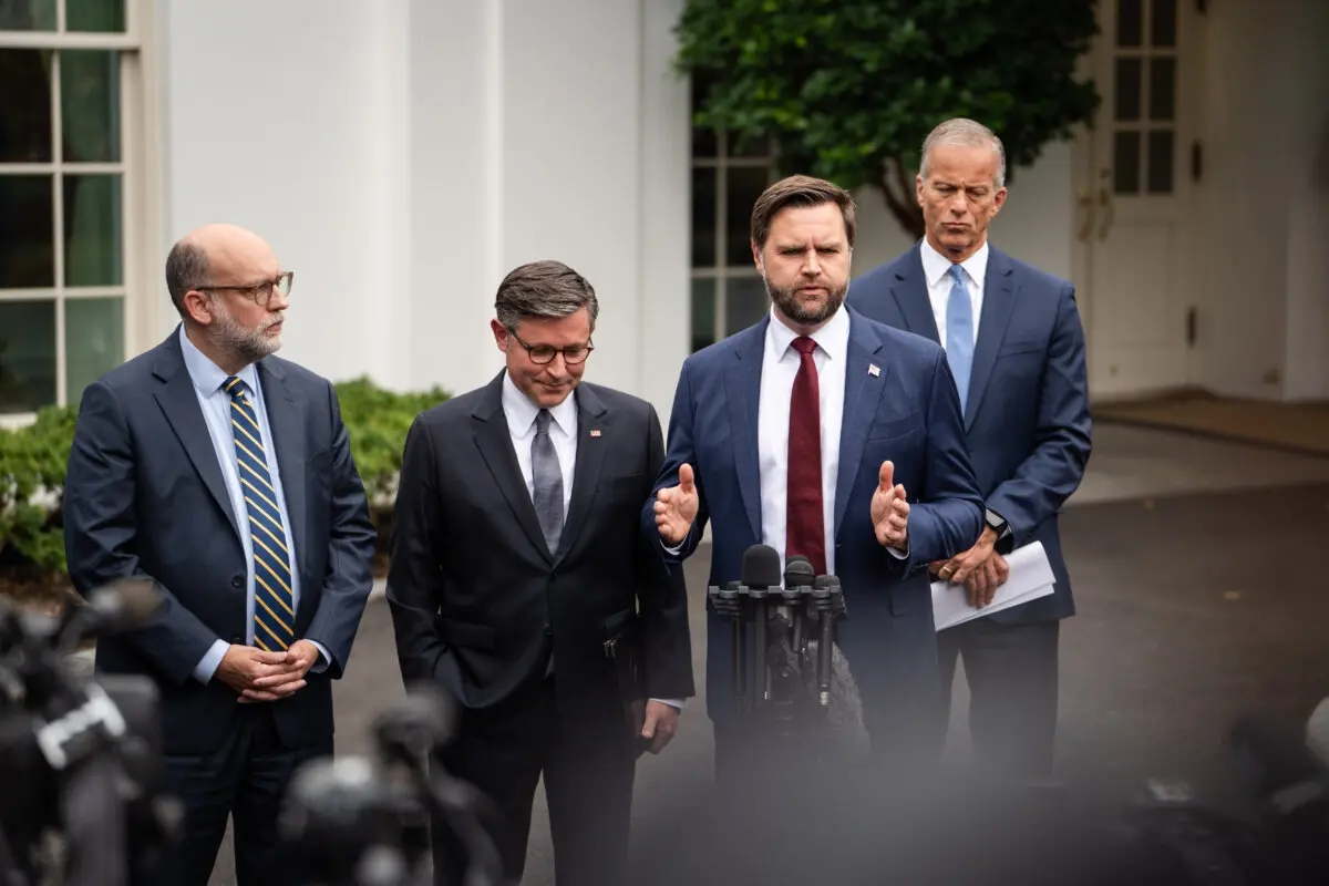 El vicepresidente JD Vance, acompañado por el director de la Oficina de Gestión y Presupuesto, Russel Vought, el presidente de la Cámara de Representante, Mike Johnson (R-La.), y el líder de la mayoría del Senado, John Thune (R-S.D.), habla tras una reunión para negociar la legislación de financiación para evitar el cierre del gobierno, en la Casa Blanca, el 29 de septiembre de 2025. (Madalina Kilroy/The Epoch Times)