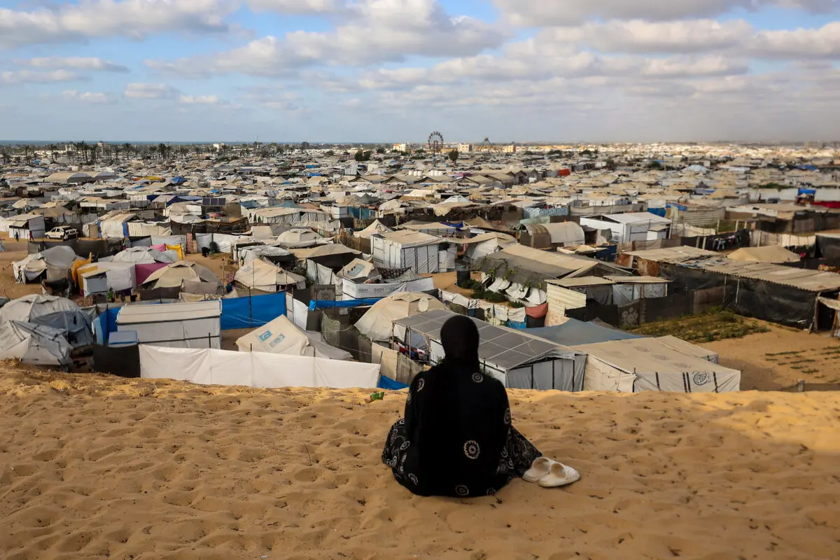 Una mujer observa un campamento para personas desplazadas en Jan Yunis, en el sur de la Franja de Gaza, el 29 de septiembre de 2025. (Omar Al-Qattaa/AFP vía Getty Images)