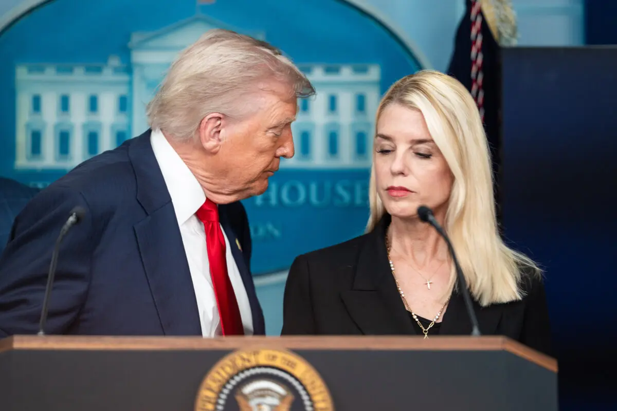 El presidente Donald Trump habla con la fiscal general Pam Bondi durante una rueda de prensa en la Casa Blanca el 11 de agosto de 2025. (Madalina Kilroy/The Epoch Times)