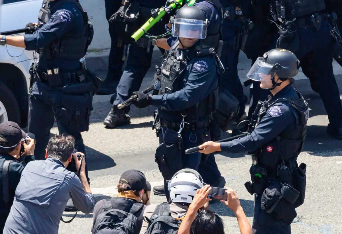 Las fuerzas del orden y el personal de emergencias responden a un tiroteo en un centro de detención del Servicio de Inmigración y Control de Aduanas (ICE) en Dallas el 24 de septiembre de 2025. (Aric Becker/AFP a través de Getty Images)