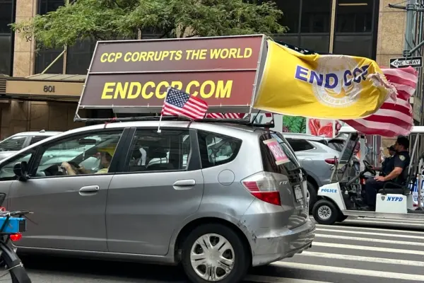 Durante la Asamblea General de la ONU, el Centro Global de Servicios para la Renuncia al PCCh organizó un desfile de automóviles “Por el fin del PCCh” por las calles cercanas a la sede de la ONU en Nueva York, exponiendo los crímenes contra la humanidad del PCCh y pidiendo su disolución. (Lin Dan/The Epoch Times)