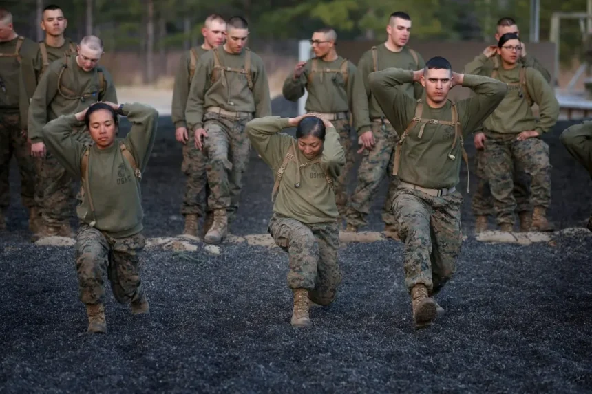 Marines participan en un ejercicio de acondicionamiento de combate durante el entrenamiento de combate de Marines en el Campamento Lejeune, Carolina del Norte, el 20 de febrero de 2013. (Scott Olson/Getty Images)
