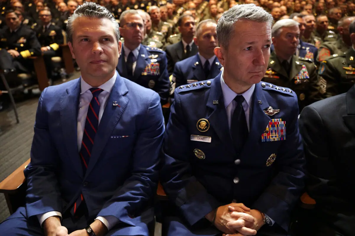 El secretario de Guerra, Pete Hegseth (izq.), y el presidente del Estado Mayor Conjunto, general de la Fuerza Aérea Dan Caine, escuchan mientras el presidente Donald Trump habla ante altos mandos militares en la Base del Cuerpo de Marines de Quantico, en Quantico, Virginia, el 30 de septiembre de 2025. (Alex Wong/Getty Images)