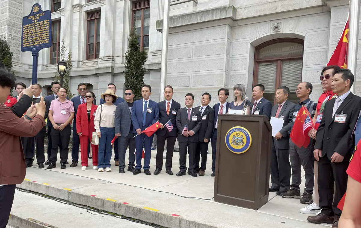 Miembros de la Asociación China de Ultramar en el evento de izado de bandera que conmemora la fundación de la China comunista frente al Ayuntamiento de Filadelfia el 30 de septiembre de 2025. (The Epoch Times)