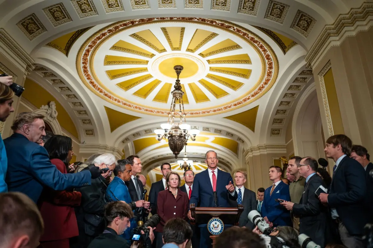 El líder de la mayoría del Senado, John Thune (R-S.D.), acompañado por otros republicanos del Senado, habla con los periodistas mientras el gobierno está a punto de cerrar debido a un enfrentamiento partidista, en el Capitolio, en Washington, el 30 de septiembre de 2025. (Madalina Kilroy/The Epoch Times)