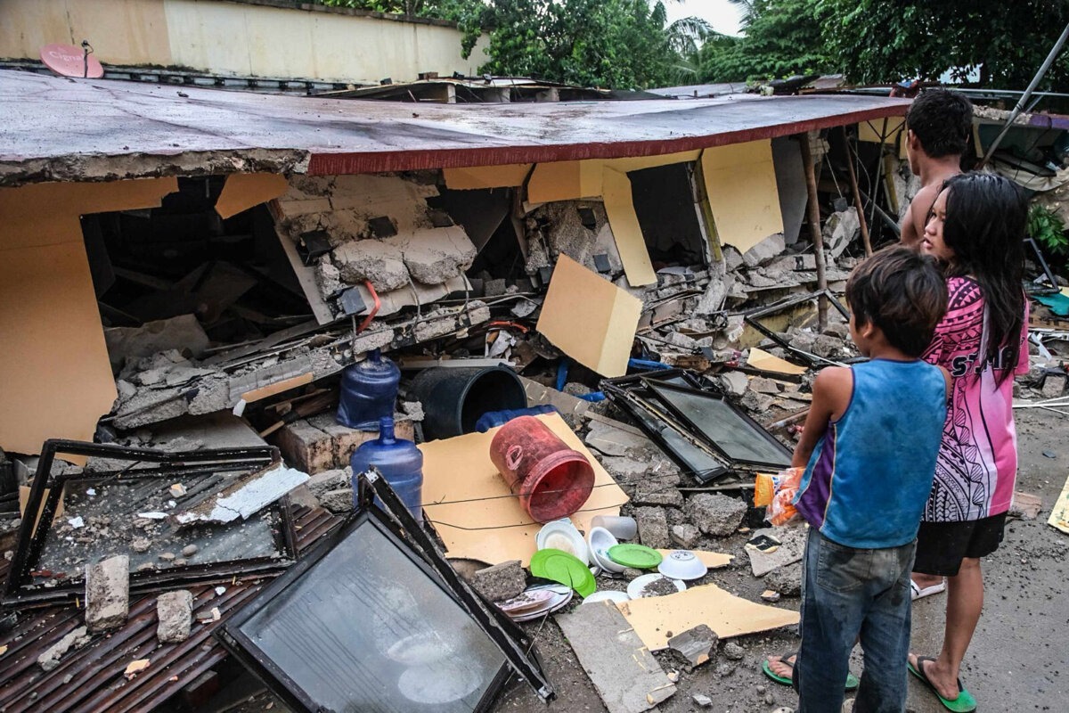La gente observa un edificio derrumbado en la ciudad de Bogo, provincia de Cebú, Filipinas, el 1 de octubre de 2025. (Foto AP).
