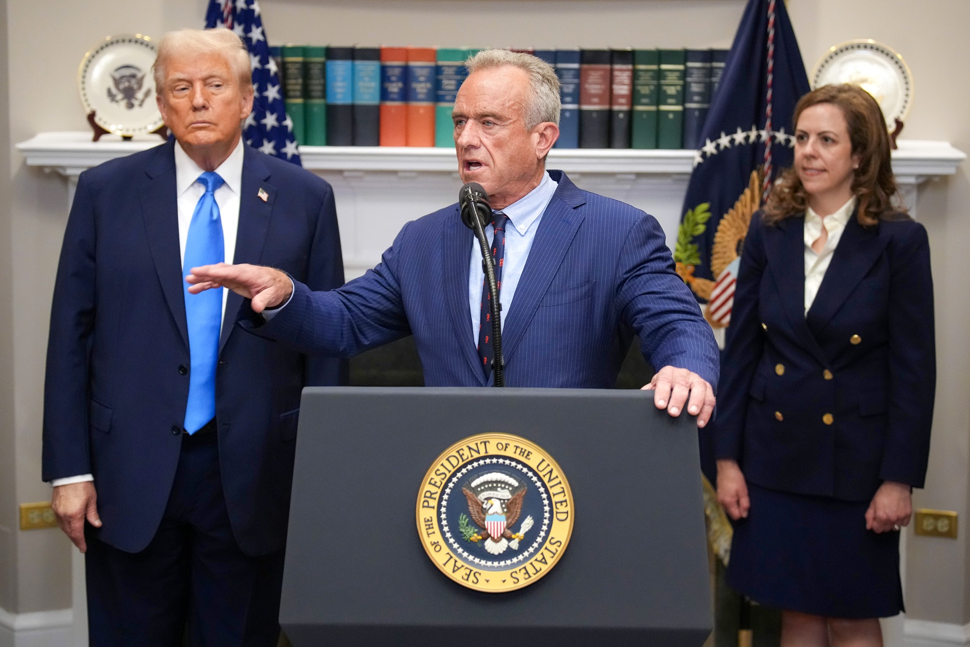 El presidente Donald Trump (izquierda) y la secretaria adjunta interina de Salud, Dra. Dorothy Fink (derecha), observan mientras el secretario de Salud, Robert F. Kennedy Jr. (centro), habla en la Casa Blanca el 22 de septiembre de 2025. Kennedy anunció que el acetaminofén, el ingrediente activo del Tylenol, podría estar relacionado con el autismo. (Andrew Harnik/Getty Images).