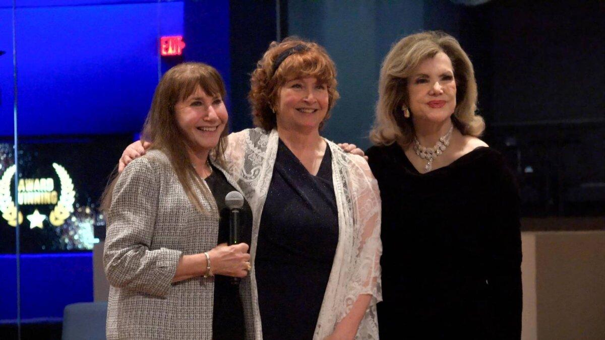 (De izquierda a derecha) La Dra. Pamela Pine, Andi Buerger y Blanquita Cullum en la conferencia global inaugural y la gala de entrega de premios de IMAG Media y Voices Against Trafficking en el Liberty Science Center de Jersey City, Nueva Jersey, el 27 de septiembre de 2025. (The Epoch Times)