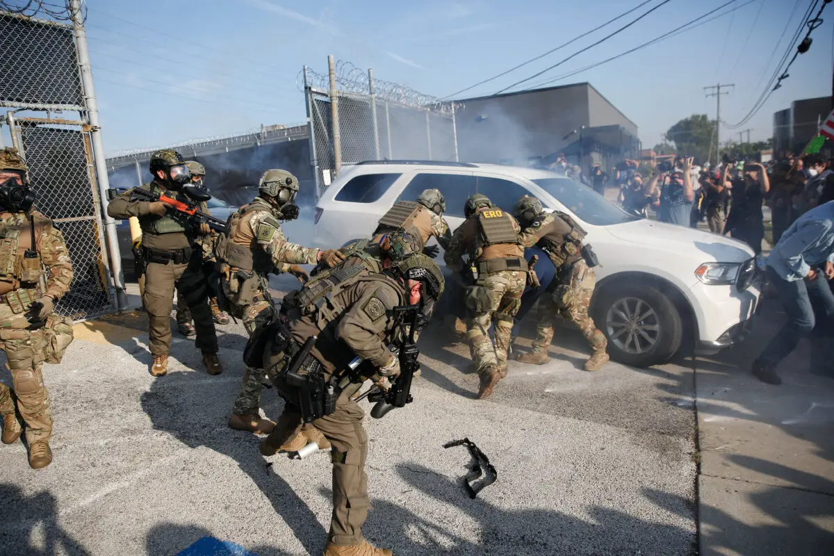 Agentes federales se enfrentan a manifestantes frente a un centro de procesamiento de Inmigración y Aduanas en Broadview, Illinois, el 19 de septiembre de 2025. (Ocavio Jones/AFP vía Getty Images)