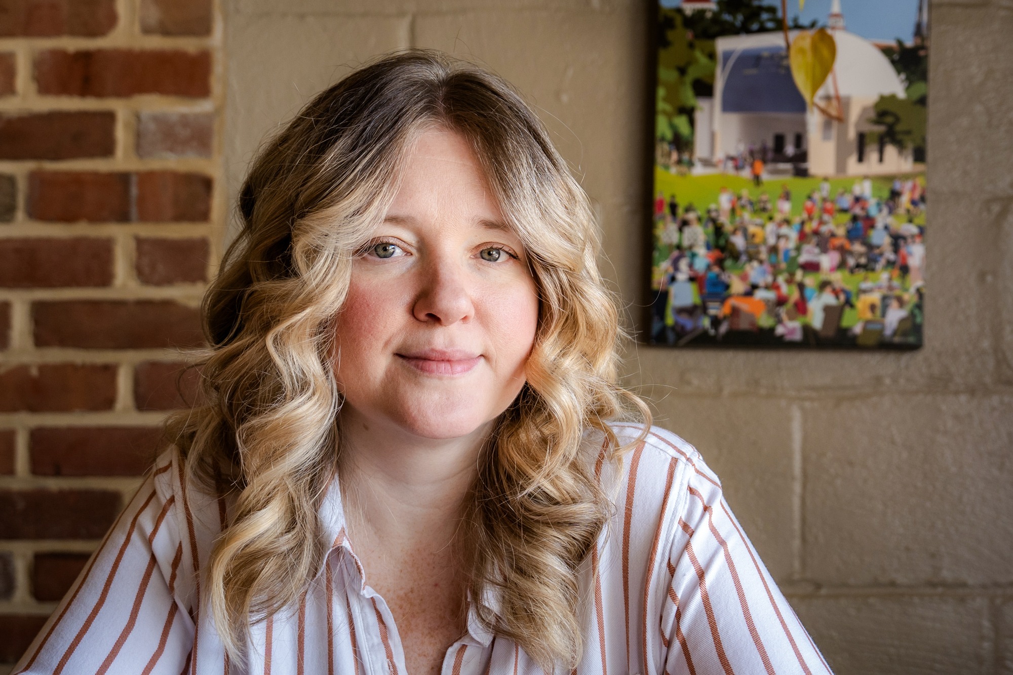 Danielle Lasher, defensora de la concienciación sobre el autismo, posa para una foto en Frederick, Maryland, el 2 de mayo de 2025. Lasher dijo que su hijo, que ahora tiene 21 años, tiene autismo y comenzó a retroceder después de sus vacunas de los dos años. (Madalina Vasiliu/The Epoch Times).