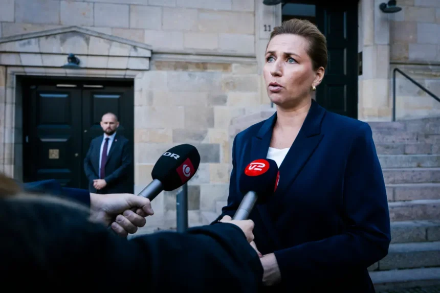 La primera ministra danesa, Mette Frederiksen, comenta sobre la actividad de drones en el aeropuerto de Copenhague, en Copenhague, el 23 de septiembre de 2025. (Emil Nicolai Helms/Ritzau Scanpix vía AP)