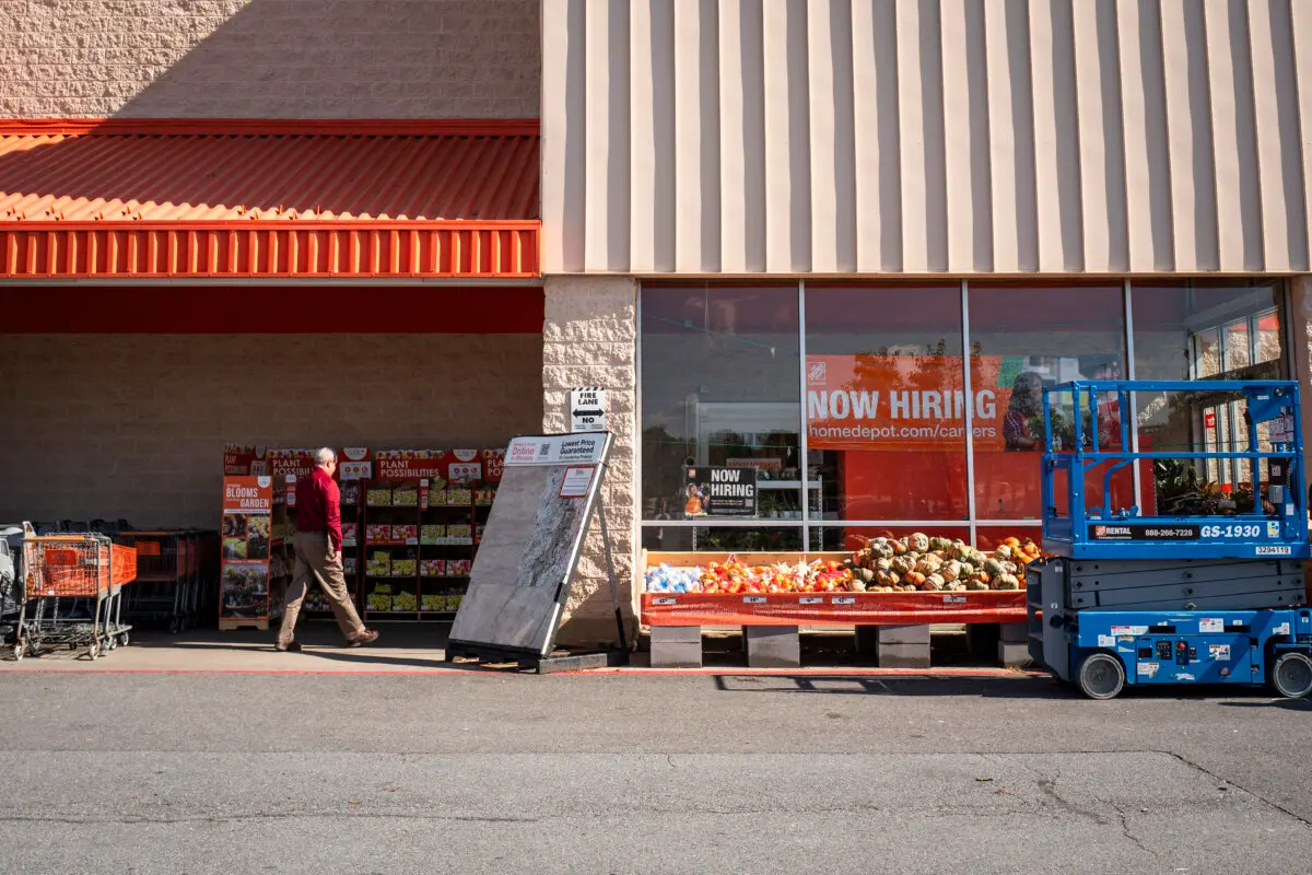 <em>Un anuncio de contratación se muestra en una tienda en Columbia, Maryland, el 18 de septiembre de 2025. (Madalina Kilroy/The Epoch Times</em>