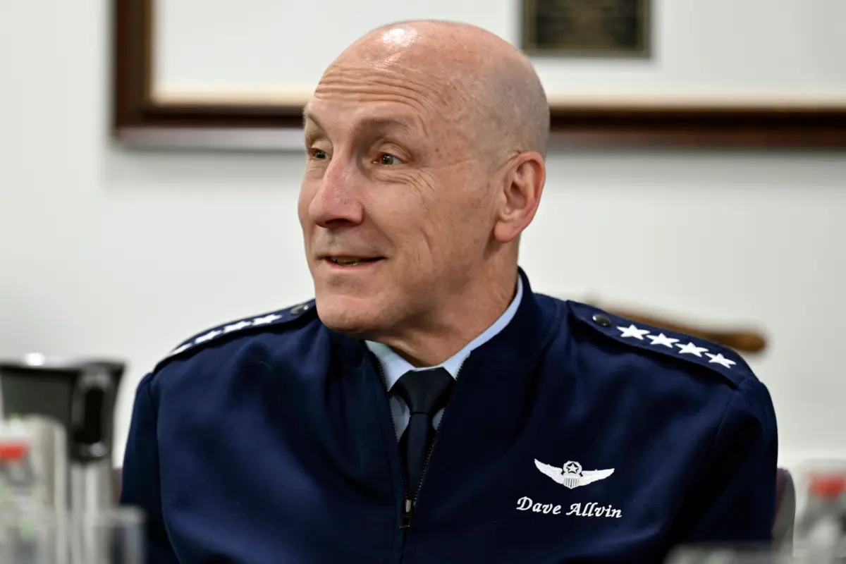 El vicejefe del Estado Mayor de la Fuerza Aérea, general David Allvin, habla con líderes cívicos de comunidades cercanas a la base aérea de Hill, en Utah, durante una reunión en el Pentágono el 21 de junio de 2023. (Eric Dietrich/Fuerza Aérea de EE. UU. a través de AP)