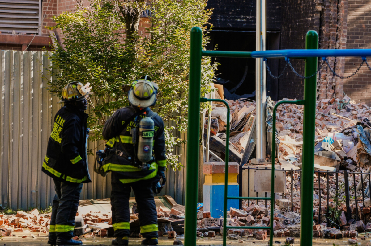 Bomberos trabajan cerca del lugar donde se derrumbó un edificio en el distrito del Bronx, en Nueva York, el miércoles 1 de octubre de 2025. (AP/Eduardo Muñoz Álvarez)